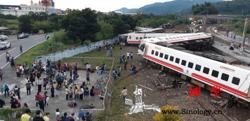 台湾普悠玛列车翻覆证实3人死亡仍有旅_台湾-联合报-车厢-