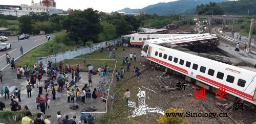 台湾普悠玛列车翻覆证实3人死亡仍有旅_台湾-联合报-车厢-