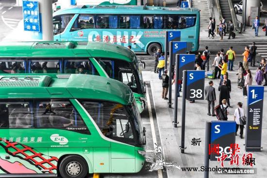 跨境直通巴办港珠澳大桥首发团乘客开心_巴士-澳门-珠海-