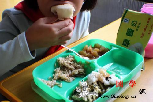 食材腐烂、荤菜变素面…孩子的营养餐咋_营养-学校-成了-