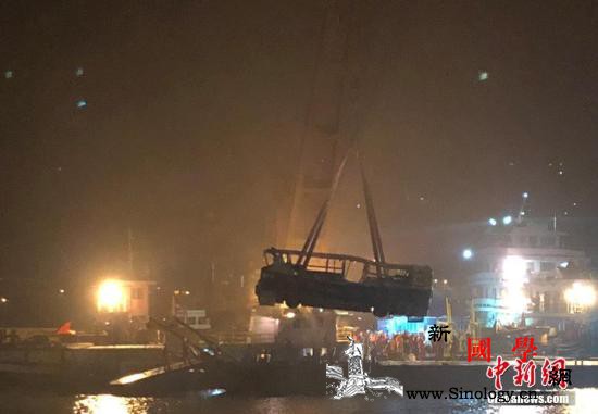 重庆万州坠江公交车被打捞出水回顾救援_潜水员-出水-重庆-