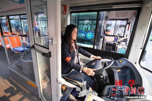 加装护栏、设立委屈奖多地公交出招防“_驾驶员-公交车-公交-