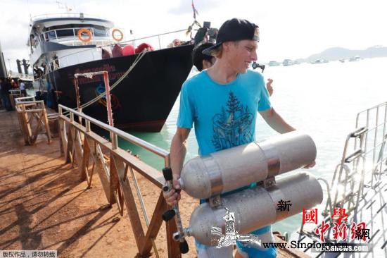 普吉倾覆游船打捞出水驻泰大使馆要求加_倾覆-泰国-游船-