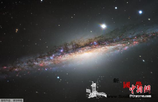 迄今最明亮星系贪婪“蚕食”邻居被“逮_天文台-蚕食-星系-