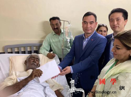 中驻卡拉奇领馆领事看望受伤安保人员赞_卡拉奇-领事-英勇-