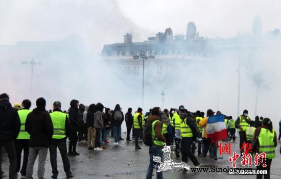 法国总统府召开紧急会议应对巴黎大规模_示威者-凯旋门-巴黎-