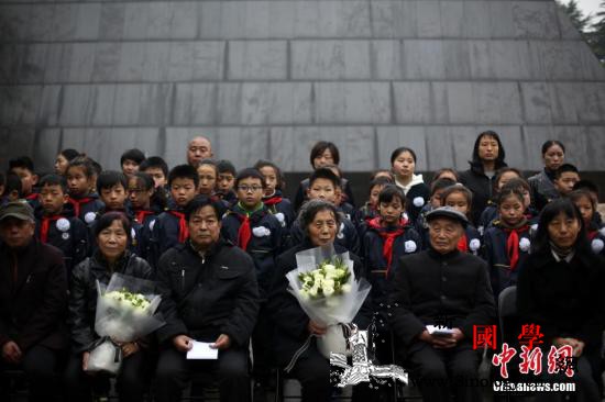 南京大屠杀死难者遗属诵家书祭亲人_金城-敬香-遗属-