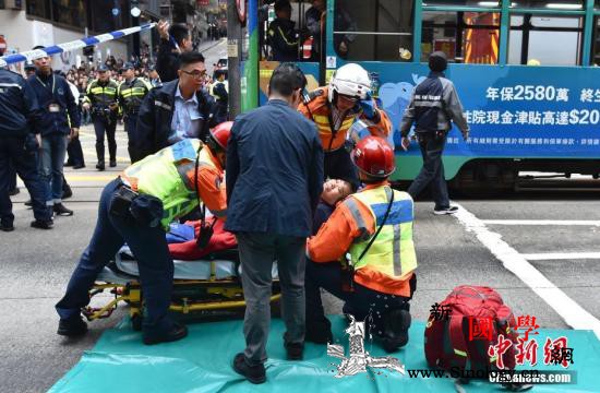 香港校车失事致4死11伤林郑月娥对遇_斜路-冲入-香港-