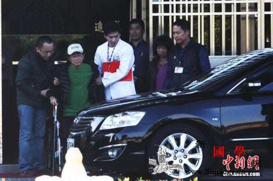 陈水扁保外就医逛花博目击者：手不抖、_将其-坐着-陈水扁-