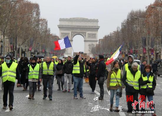 巴黎示威者年末坚持抗议官方称将正常庆_示威者-凯旋门-巴黎-