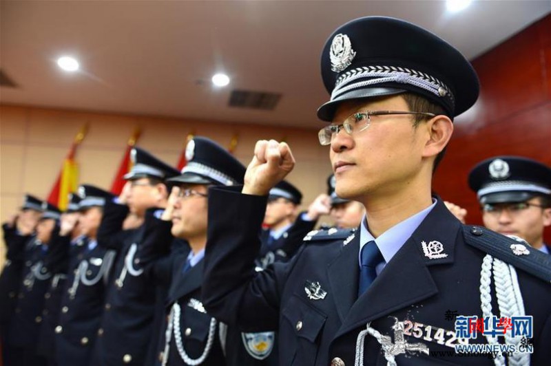 公安边防、警卫部队举行集体换装和入警_边防-宣誓-出入境-