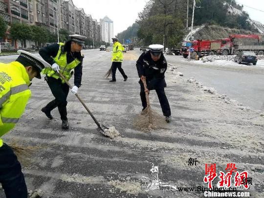 广西雨雪冰冻天气致多条道路交通中断_兴安县-南丹-柳州市-