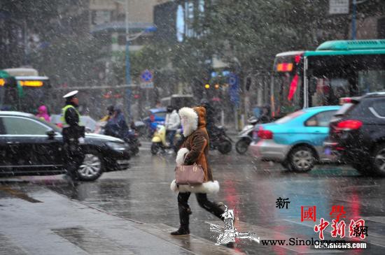 暴雪蓝色预警发布湖北河南等地部分地区_暴雪-顶风冒雪-昆明-