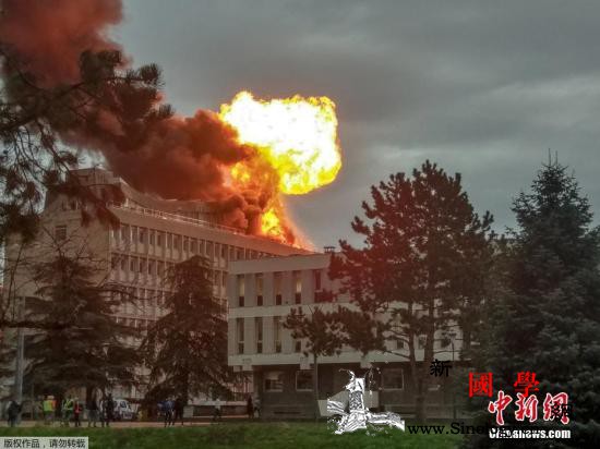 法里昂第一大学一座大楼楼顶爆炸起火致_里昂-孟德尔-起火-