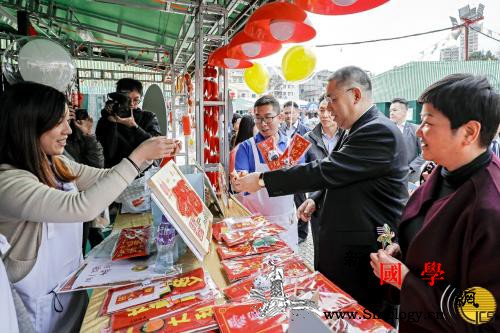 澳门特首逛年宵市场鼓励摊主掏4888_年宵-澳门-年货-