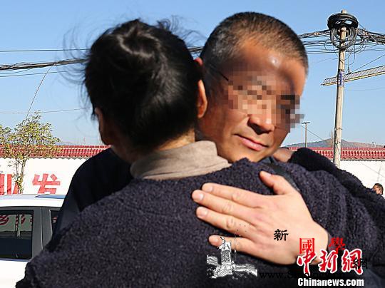 四川省攀西监狱离监探亲纪实：服刑人员_探亲-监狱-紧紧-