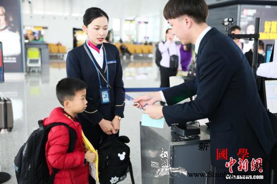 “返乡儿童”现象观察：育儿压力不该由_托幼-祖辈-返乡-