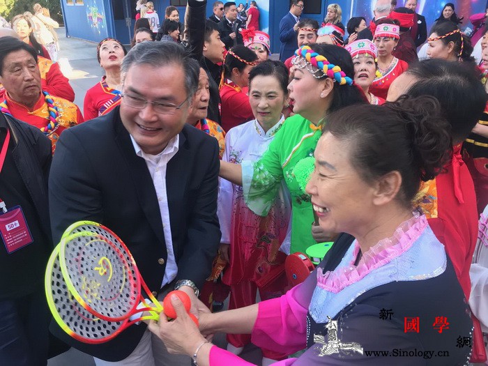 "中国大妈"舞动迪士尼乐园_艺术团-迪士尼-老年人-加州-