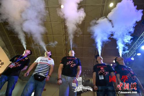 争议中的电子烟：真的没有危害？真能帮_烟油-戒烟-香烟-