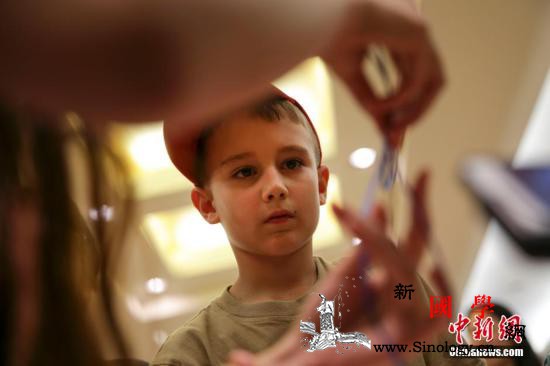 学生旷课率高？美国学校安排专人叫起床_旷课-美国-库克-