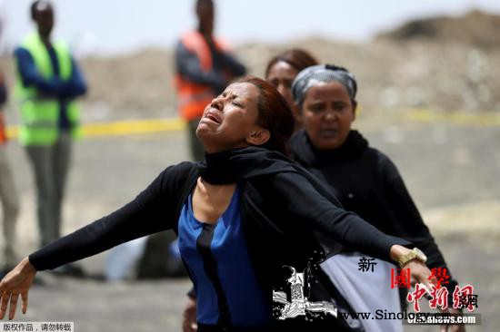 记者手记：埃航空难事发地前的凭吊_埃塞俄比亚-遇难者-悼念-