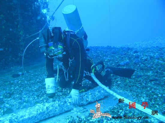 走近深海救援潜水队：地球上离死亡最近_潜水员-脐带-沉船-