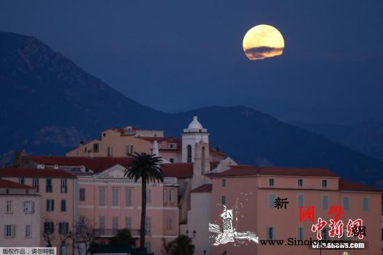 今年最后一次超级月亮登场！小行星将同_月亮-满月-上空-