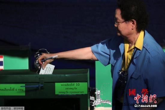 泰国选民投票热情高：投票站排长队老人_曼谷-泰国-选民-