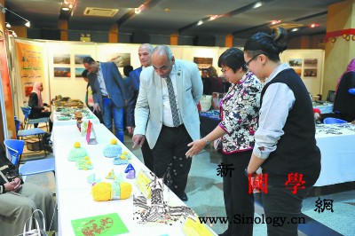 中埃老龄手工艺人作品展添彩埃及母亲节_开罗-埃及-老龄-艺人-