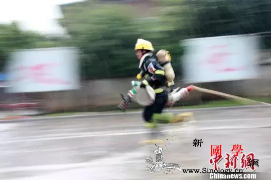 太阳很烈！你们很美！向高温下的劳动者_消防员-劳动者-外卖-
