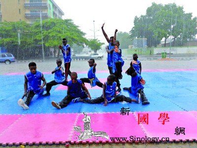 贝宁武术爱好者雨中赛功夫_俱乐部-文化中心-武术-联合会-