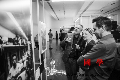 "火车上的中国人"走进英国_英国-巡展-曼彻斯特-火车上-