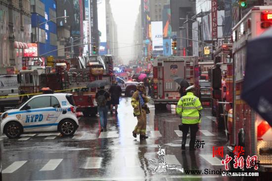 美纽约一直升机在楼顶坠毁致1死民众受_纽约市-曼哈顿-纽约-