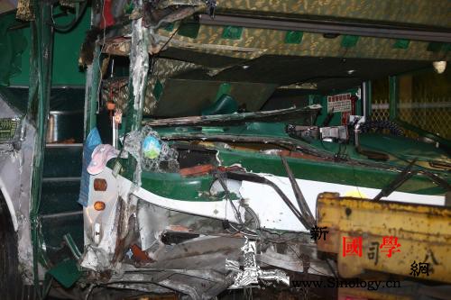 台湾一游览车翻覆致3死13伤客运公司_联合报-游览车-台湾-