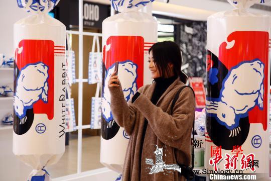大白兔奶糖唇膏、回力球鞋老字号变身“_老字号-故宫-文化-
