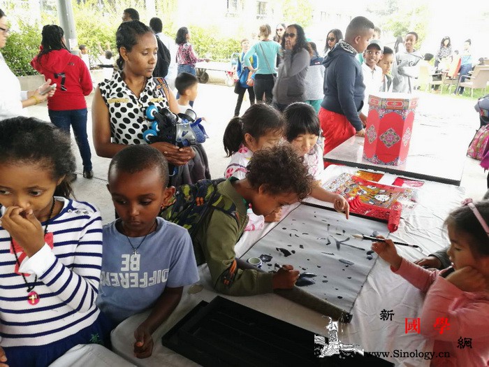 中国传统文化成埃塞国际学校母语课展示_母语-埃塞俄比亚-展示-毛笔字-