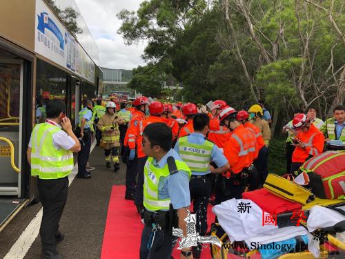 香港大榄隧道2辆巴士相撞至少77人受_巴士-香港-相撞-