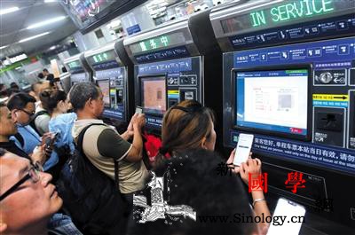 北京地铁非现金支付首日近四成乘客扫码_铁票-单程票-北京西站-