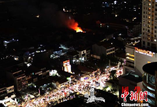 印尼首都雅加达火灾频发消防车被堵影响_雅加达-消防车-图为-