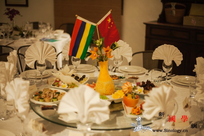 一轮明月下美食庆团圆_毛里求斯-民众-中秋-美食-