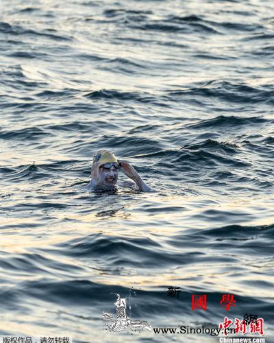 史上首位！美国女泳将第4次横渡英吉利_托马斯-英吉利海峡-横渡-