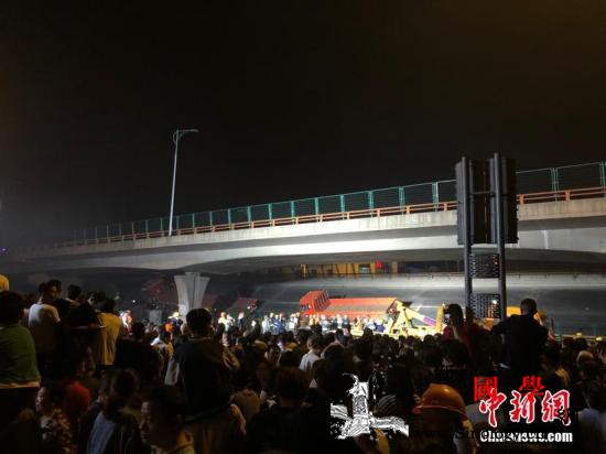 无锡跨桥侧翻事故已致3死2伤初步认定_桥面-无锡-正在进行-