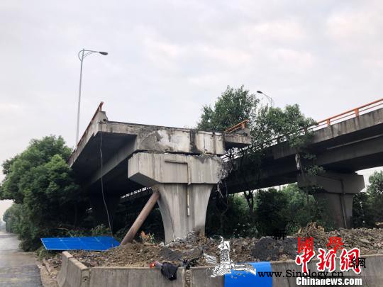 无锡桥面侧翻事故：桥下事发路段路面及_桥面-无锡-桥下-