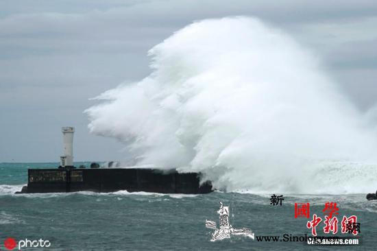 载中国船员货船在日本近海沉没：4人获_货船-海贝-船员-