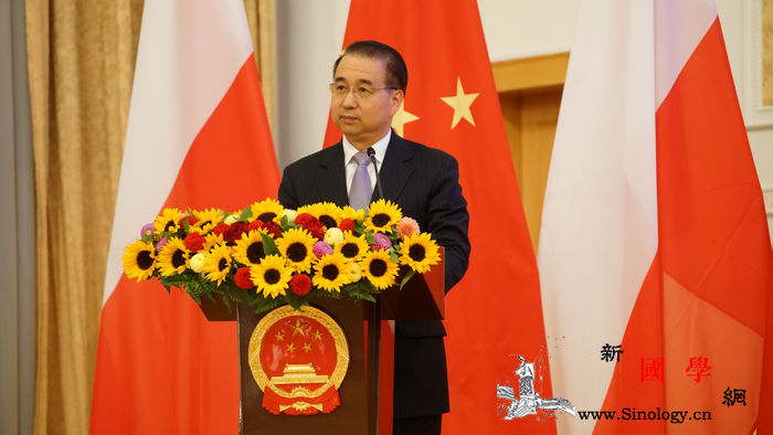 在波兰用文学讲述中国故事_蒙古族-裕固族-波兰-哈达-