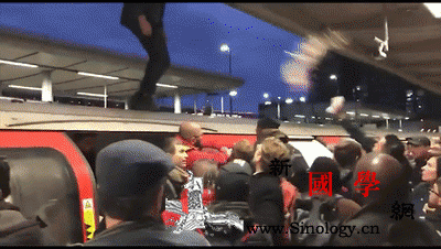 伦敦抗议者爬火车顶“大闹”被着急的上_抗议者-伦敦-通勤-