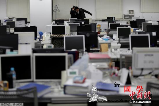 “社畜”难当！调查称美半数上班族无法_受访者-休假-上班族-