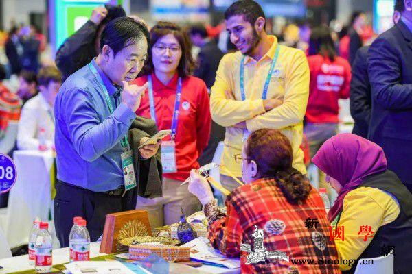 这一年“进博人”结婚了、生娃了登_彩车-上了-展品-