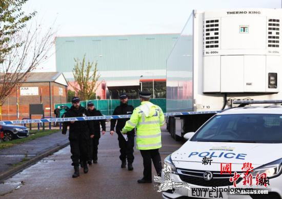 英警方在一货车上发现15名非法移民一_英国-货车-警方-