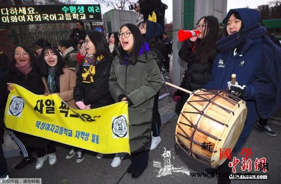 韩国高考14日正式开始近55万考生寒_韩国-摄氏度-考生-